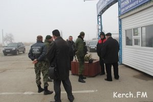 Паромную переправу Керчи контролируют вооруженные люди