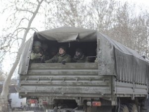 Колонна авто российских военных передвигается по Крыму