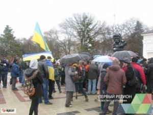 В столице возле парка Шевченко проходит акция “Крыму — мир”.