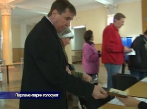 Члены президиума крымского парламента также подключились к избирательному процессу и нашли время выполнить свой гражданский долг.