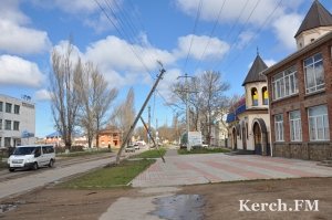 В Керчи штормовой ветер ломал столбы и деревья