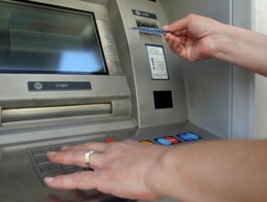 С банкоматов «ПриватБанка» можно снять не более 500 гривен