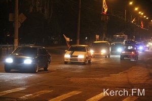 Более 80-ти машин с флагами России и Крыма проехали через всю Керчь