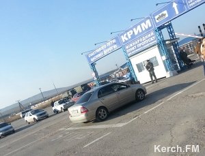 На переправе в Керчи автомобили досматривают вооруженные люди