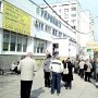Пенсионеры дежурят возле почты в ожидании рублевых пенсий