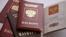 Находящимся за границей жителям Крыма пообещали выдать российские паспорта