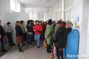 В Керчи на почте огромная очередь за пенсиями и соцвыплатами