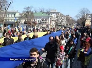 Во время митинга в Одессе украинские националисты умудрились осквернить сразу 2 символа победы над фашизмом