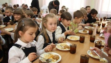 Питание в начальной школе в Крыму решили не отменять