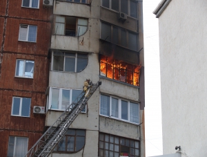 Спасатели вынесли из горящего дома двух человек и ещё 31 эвакуировали