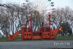 Россияне подарили керченским детишкам деревянный корабль
