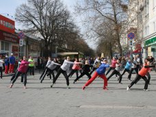 В Столице Крыма ко Дню здоровья провели флешмоб