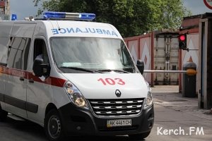 В Керчи девушка попала под автобус и сломала ногу