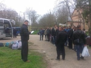 Почти 180 украинских военных покидают Крым
