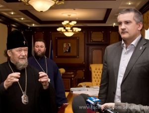 Крымский митрополит поздравил Аксенова с назначением