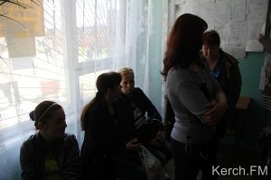 Керченские мамы стоят за детскими пособиями уже второй день