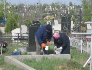 В Симферополе приводят в порядок кладбища