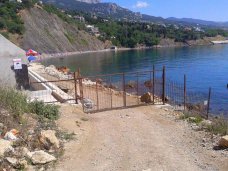 В Крыму самооборона спилит все заборы на пути к морю