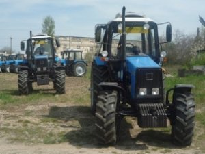 Тракторы, купленные в лизинг в России, идут в Крым