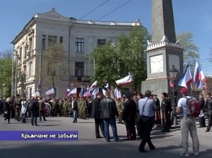 В Симферополе прошло торжественное возложение цветов к Долгоруковскому обелиску в честь 321 годовщины подписания указа о присоединении Крыма к Российской Империи