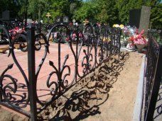 В Столице Крыма задержали бездомного, воровавшего оградки с кладбища