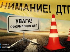 В Крыму неизвестный автомобиль сбил двух молодых людей