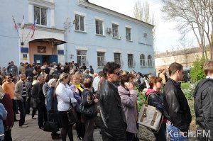 В Керчи в паспортном столе огромная очередь за паспортами