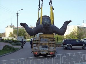 Демонтированный памятник гетману Сагайдачному отправят в Киев