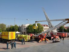 В Симферополе прошёл парад пожарно-спасательной техники МЧС