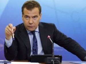 Медведев даст Крыму 7 миллиардов рублей на транспорт