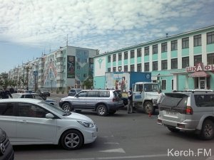 В Керчи грузовик столкнулся с внедорожником