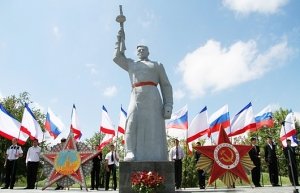 В селе Донское Симферопольского района открыт восстановленный памятный знак в честь односельчан, погибших во время Великой Отечественной войны