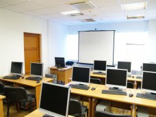 Школа Симферополя получила компьютеры от Санкт-Петербурга