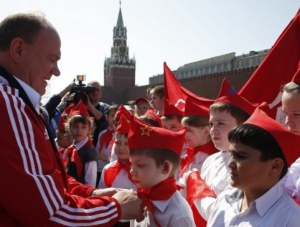 Юных крымчан приняли в пионеры на Красной площади