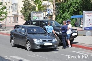 В Керчи перед пешеходным переходом столкнулись два авто