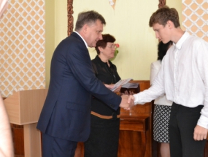 Агеев вручил выпускникам паспорта