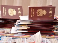 Российские паспорта получили около 80% симферопольских выпускников