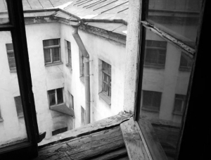 Жительница Красноперекопска выпрыгнула из окна пятиэтажки
