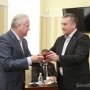 Шойгу передал медаль крымскому вице-премьеру