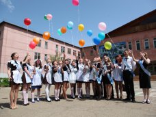 Аксенов поздравил крымских школьников с праздником последнего звонка