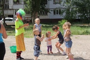 Керчане устроили своим детям праздник с клоунами