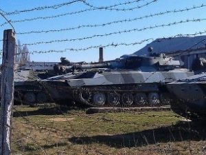Украинским военным отдают поломанную технику из Крыма