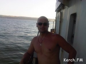 Керчане просят помощи в поиске упавшего за борт моряка