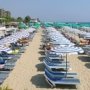 На пляжах в Крыму сократят площадь под зонтами и шезлонгами