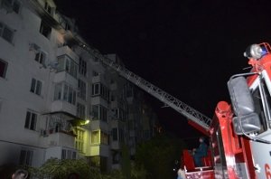 В Севастополе пожарные спасли семерых человек из горящей квартиры