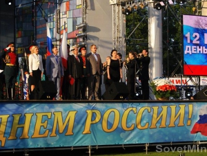 Российские и крымские политики поздравили крымчан с Днем России