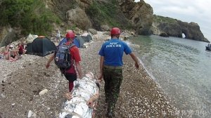 Севастопольские спасатели оказали помощь парню, который упал при спуске на пляж