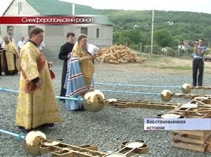 Митрополит Симферопольский и Крымский Лазарь осветил сегодня накупольные кресты Поктровского храма в с. Перово Симферопольсткого района