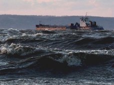 На паромной переправе в Керчи частично возобновили сообщение