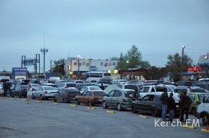 Скопление транспорта на Керченской переправе из-за шторма ликвидировали